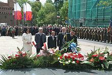 Wieńce i kwiaty składały liczne delegacje, wśród nich delegacja Rady Miasta Krakowa z Wiceprzewodniczącym Stanisławem Rachwałem 