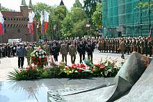 Wieniec z biało-czerwonych kwiatów wspólnie złożyli przedstawiciele Wojska Polskiego, Policji i Państwowej Straży Pożarnej.