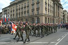 Uroczystość zakończyła defilada poddodziałów Wojska Polskiego, Policji oraz krakowskiej Straży Miejskiej.