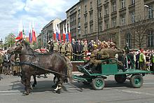 Przed trybuną przedefilowały także "historyczne oddziały";  taczanka "małopolskiej kawalerii" kontynującej t