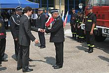 Sekretarz Gminy Paweł Stańczyk wręczył trzynastu wyróżniającym się strażakom medale "Za zasługi dla pożarnictwa".