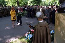 Pod pomnikiem złożyli kwiaty także przedstawiciele Towarzystwa Parku im. dr. Henryka Jordana. Prezes Towarzystwa Kazimierz Chole