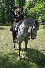 Major Włodzimierz Wowa Brodecki, słynny krakowski ułan, który przed laty konno dotarł aż na Monte Cassino, oddał honory pomnikow
