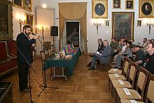 Dyrektor Muzeum Historycznego Miasta Krakowa Michał Niezabitowski powitał gości przybyłych do sali Fontany w krakowskich Krzyszt