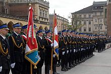 ... i ten popis zręczności rozpoczął uroczystość wręczenia sztandaru Wojewódziej Komendzie Straży Pożarnej w Krakowie.