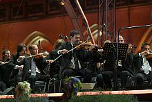 Na krakowskim Rynku Głównym zabrzmiały instrumenty muzyków orkiestry Roma Sinfonietta.