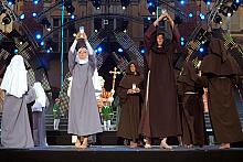 Pokaz zaczął się "modą monastyczną" czyli "modą klasztorną".