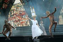 Przez cały spektakl przewijała się "Cracovia", postać w białej sukni i kapeluszu w kształcie wież mariackich. Towarzys