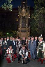 Symbolicznego odsłonięcia pomnika dokonał Prezydent Jacek Majchrowski. W uroczystości uczestniczyli także przestawiciele krakows