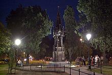 Rekonstrukcja pomnika jest dziełem znanego rzeźbiarza Czesława Dźwigaja, profesora krakowskiej ASP.