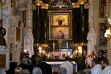 Przed ołtarzem z kopią Matki Boskiej Częstochowskiej oczekiwał spisany akt zawierzenia.