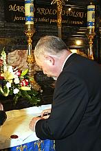 Następnie stosowny dokument został podpisany przez władze Krakowa. 
Na zdjęciu Prezydent Miasta Jacek Majchrowski podpisuje akt