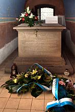 ...i złożyli kwiaty przed sarkofagiem Jana Długosza, dobrodzieja Skałki, pierwszego pochowanego w tej krypcie. 