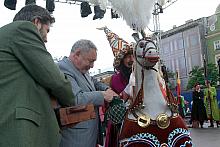 Prezydent wręcza Lajkonikowi tradycyjny haracz. Wydarzeniu temu asystuje Michał Niezabitowski, dyrektor Muzeum Historycznego Mia