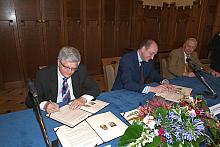 Umowę podpisali ze strony Sankt Petersburga Wladimir Barkanow, radny miejski i przewodniczący petersburskiej Komisji Budżetowej,