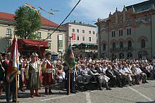 Uczestnicy Zjazdu, ubrani w galowe stroje, zebrali się na Placu Szczepańskim. 