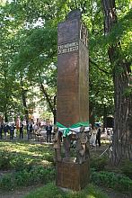 Pomnik upamiętniający 750-lecie Bractwa czekał na odsłonięcie.