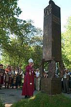 Pomnik poświęcił ksiądz infułat Jerzy Bryła, kapelan krakowskiego Bractwa Kurkowego.