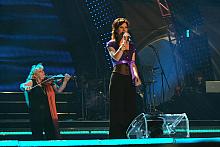 Śpiewała Katarzyna Jamróz z kabaretu "Loch Camelot", której akompaniowała Halina Jarczyk.