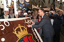 Po odsłonięciu tablicy Prezydent i Przewodniczący ułożyli herb Miasta Krakowa z piernikowych puzzli. Ten sympatyczny symbol przy