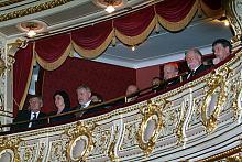 W loży cesarskiej - teatr powstał w czasach Franciszka Józefa - zasiedli najbardziej szacowni spośród zaproszonych na sesję Gośc
