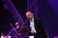 Trzystu osobowy zespół wykonawców poprowadził Piotr Sułkowski, dyrygent Opery Krakowskiej.