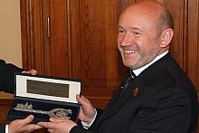 Przewodniczący Moskiewskiej Dumy Miejskiej otrzymał w prezencie symboliczny klucz do bram Krakowa. 