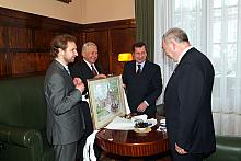 Ambasador wręczył Prezydentowi Krakowa obraz przedstawiający wawelską katedrę.