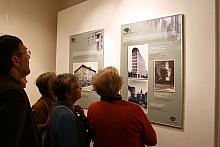 Wystawa jest próbą przedstawienia rozwoju architektonicznego miasta na przestrzeni lat 1909-1939. 