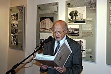 Maciej Beiersdorf, dyrektor Muzeum Historii Fotografii, przybliżył uczestnikom otwarcia ideę wystawy autorstwa Magdaleny Skrejko