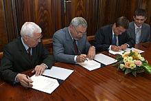 List intencyjny pomiędzy Miastem Kraków, Uniwersytetem Jagiellońskim oraz Spółką Grupa Onet SA podpisali (od lewej): prof. dr ha