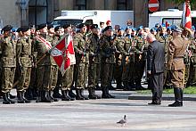 Minister Obrony Narodowej Aleksander Szczygło oddał honor sztandarowi.

