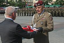 Minister Obrony Narodowej Aleksander Szczygło wręczył flagi narodowe 2. Korpusowi Zmechanizowanemu, 21. Brygadzie Strzelców Podh
