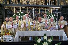 Mszę świętą koncelebrowało liczne grono kapłanów.