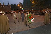Jako pierwsi złożyli kwiaty i oddali honory przed Grobem Nieznanego Żołnierza przedstawiciele Wojska Polskiego.