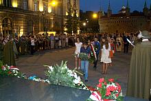 Nadszedł najbardziej wzruszący moment uroczystości. Kwiaty przed Grobem Nieznanego Żołnierza składa polska młodzież ze Wschodu.