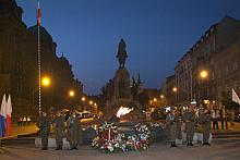 Zapadł już zmrok, a przed Grobem ciągle rósł stos wieńców i wiązanek, dowód pamięci i patriotyzmu krakowian.