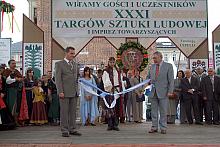 Prezydent Krakowa i Burmistrz Pińczowa zawiązali węzeł łączący dwie wstęgi - białą i niebieską - na znak trwałości związków łącz