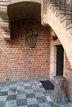 Już od XIX wieku  Collegium Maius jest miejscem, gdzie znajdują schronienie detale architektoniczne, tablice, herby ocalałe podc