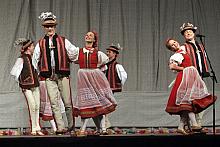 Zespół prezentuje folklor wszystkich regionów Polski.