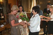Z rąk Prezydent Lęcznarowicz  podziękowanie odebrała Aurelia Zuber, kierująca dotychczas krakowskim Gimnazjum nr 14.