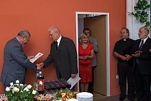 Leszek Poznański, prezes Małopolskiego Oddziału Towarzystwa Przyjaźni Polsko - Francuskiej wręczył Prezydentowi Jackowi Majchrow