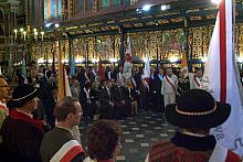 Bazylika Mariacka zapełniła się tłumem krakowian i delegacji przybyłych z różnych stron Małopolski.