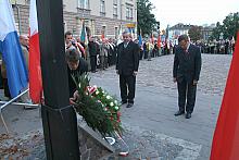 Następnie złożono kwiaty pod Krzyżem Katyńskim, symbolem walk o niepodległość. Na zdjęciu: przedstawiciele Zarządu Regionu Małop