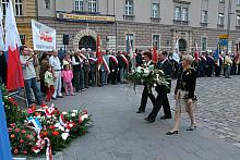Kwiaty złożyła delegacja Komisji Zakładowej NSZZ "Solidarność" przy Urzędzie Miasta Krakowa...