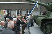 Prezydent Tadeusz Trzmiel symbolicznie odsłonił również odremontowany czołg JS 2, jeden z symboli Nowej Huty.