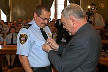 Wyróznionym Strażnikom Prezydent wręczył Odznakę "Honoris gratia". Odznakę otrzymuje inspektor Lesław Maślanka