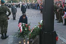 Następnie składano pod Krzyżem wieńce i wiązanki kwiatów. Delegacja Związku Sybiraków...