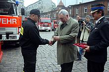 ... a Prezydent przekazał je krakowskim strażakom.