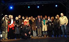 Cały zespół Teatru KTO zrobił sobie pamiątkowe zdjęcie z Lidią Jazgar i Prezydentem Jackiem Majchrowskim.
